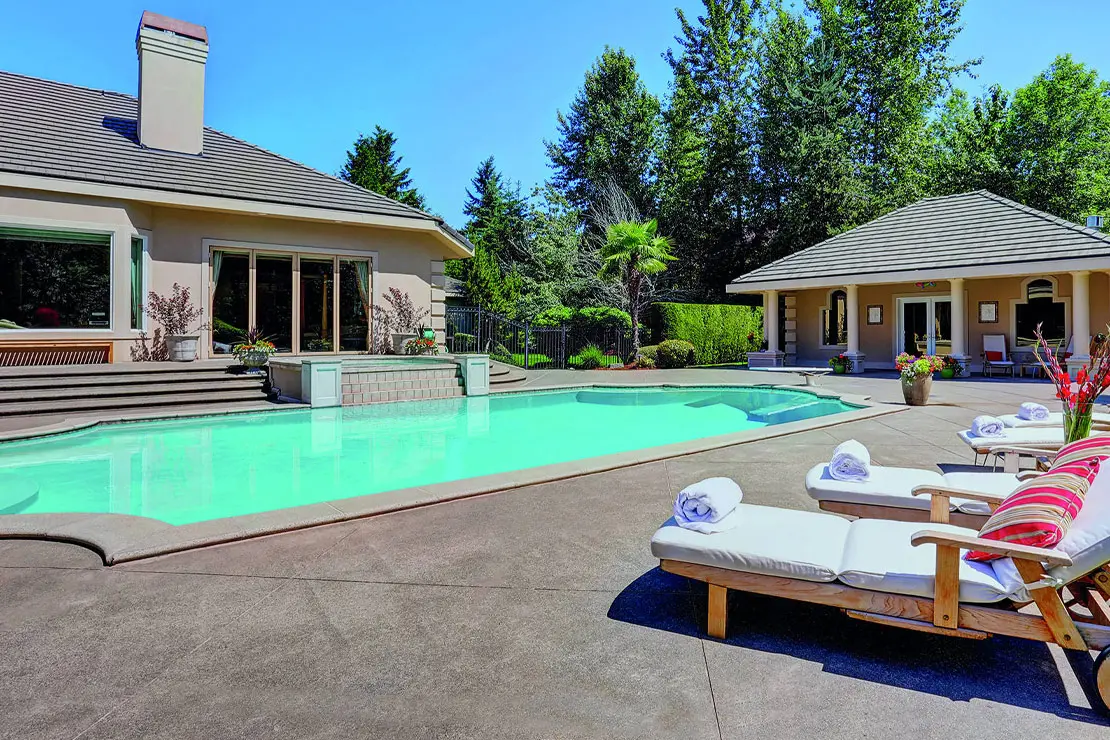 Casa con impresionante piscina pavimentada con hormigón impreso en Parla.